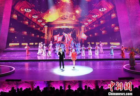 图为“大地飞歌·2018”晚会现场?！∮峋?摄