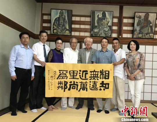 交流团拜访宇治市日中友协?！≈Ｋ刹?摄