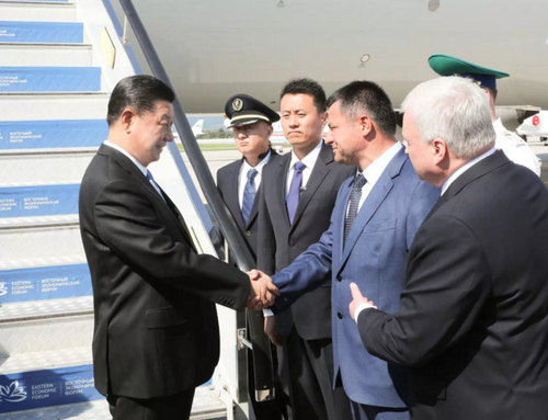 　9月11日，国家主席习近平抵达俄罗斯符拉迪沃斯托克，应俄总统普京邀请，出席第四届东方经济论坛。这是习近平步出舱门，俄罗斯高级官员在舷梯旁热情迎接。新华社记者 庞兴雷 摄