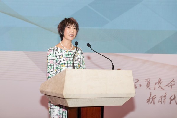 栾红燕主持大会开幕式