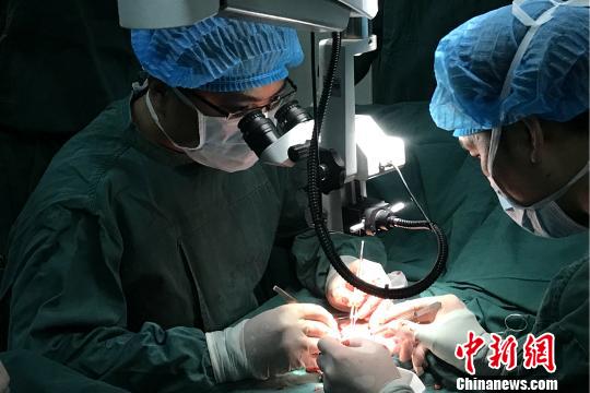 北京组团式援藏医疗队为西藏带来了先进的医疗技术和医疗服务水平。图为援藏医疗专家在拉萨开展手术。北京市第四批组团式援藏医疗队 供图