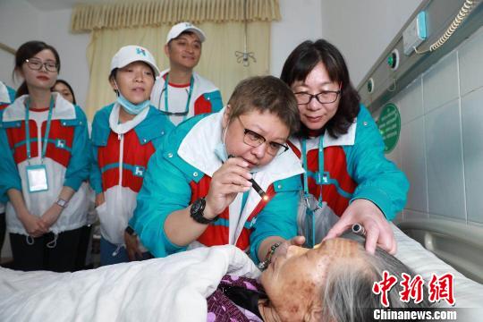 “韩红爱心·百人援陕”行动启动以来，眼科专家团队已在汉阴县新建成的复明中心完成102人次白内障复明手术。图为浙医二院眼科中心主任医师陈佩卿(右一)与“韩红爱心”公益行动发起人、歌手韩红(右二)一同为术后病人查房?！⌒ば?摄