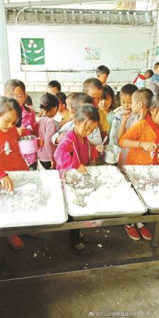 天保镇帐篷小学的学生们在排队吃饭 天保镇帐篷小学的学生们在排队吃饭