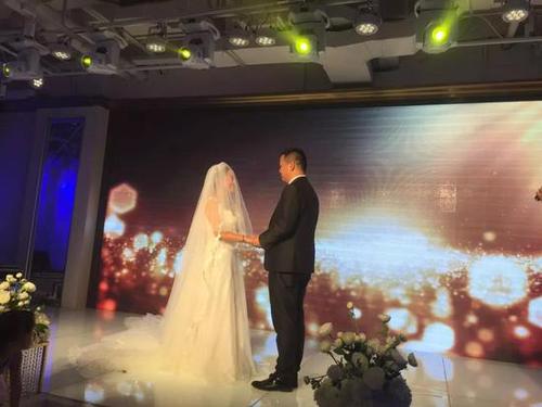 11年前采访的女孩出嫁 记者如父亲般把她交给新郎