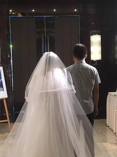 11年前采访的女孩出嫁 记者如父亲般把她交给新郎