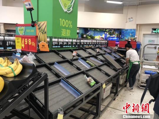 图为16日，南宁一家沃尔玛超市内被购空的果蔬菜架?！≈咏ㄉ?摄