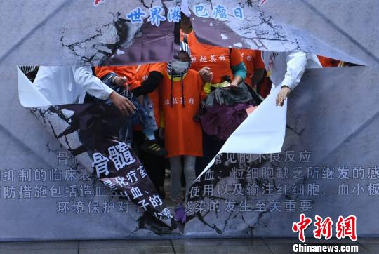 医生与患者一起，即将携手闯过寓意淋巴瘤治疗的关口，帮助患者坚定战胜病魔的信心?！〕鲁?摄