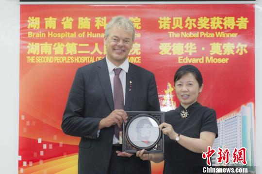 湖南省卫生计生委副主任易露茜代表湖南省卫生计生委欢迎爱德华？ 莫索尔一行。湖南省脑科医院供图