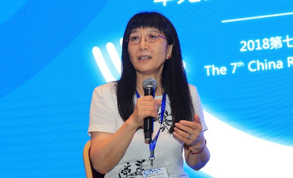 北京大学第一医院教授丁洁教授在会上发言