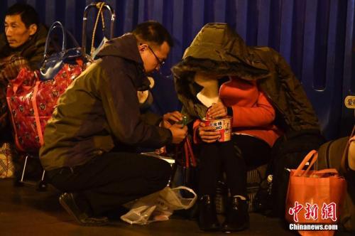 资料图：旅客候车时吃方便面。<a target='_blank' href='http://www.chinanews.com/'>中新社</a>记者 陈骥旻 摄