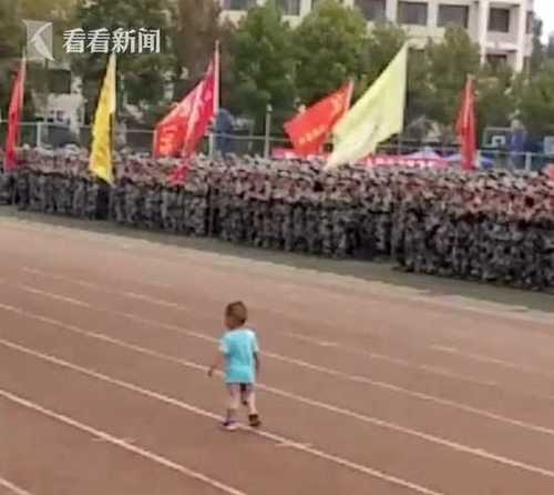 ecc9652c10b4c3d094ce08d9dd94578c.jpg 小宝宝误闯军训汇报现场 大摇大摆检阅新生