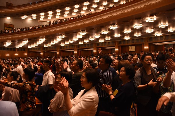 演出结束后观念起立鼓掌