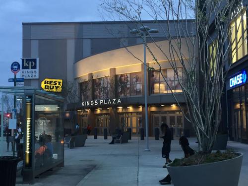 中国侨网纽约布鲁克林国王商场傍晚7时许仍是封锁状态，不得民众出入。(美国《世界日报》/颜洁恩 摄)