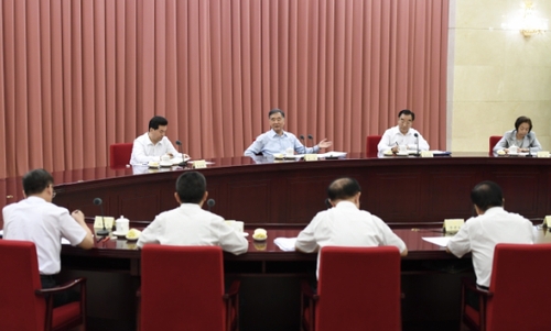 近日，中共中央政治局常委、全国政协主席汪洋在北京主持召开座谈会，听取部分专家学者对全国政协重点研究课题的意见建议。