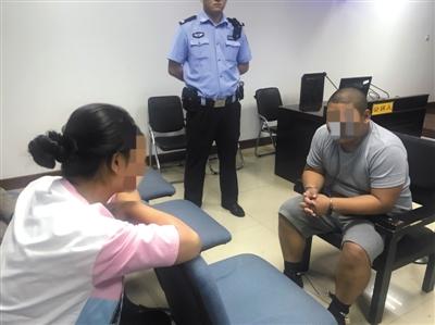 昨日，殴打未成年人的宋某在受审后，法院安排其与母亲会见。通州法院供图