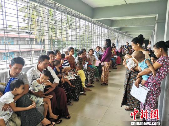 图为等待筛查的患儿和家长。主办方供图