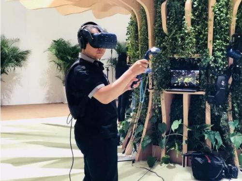 民众在体验夏季达沃斯的前沿“黑科技”
<a target='_blank' href='http://www.chinanews.com/'>中新社</a>记者 魏晞 摄 点击进入下一页