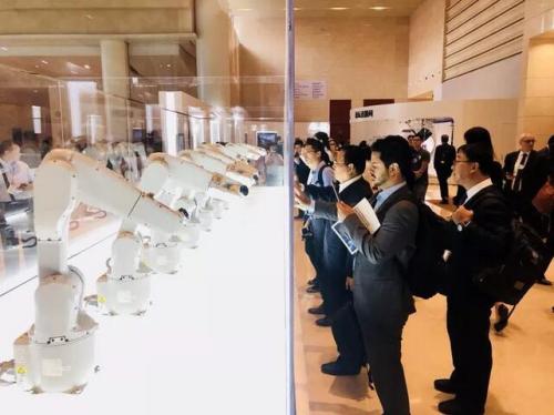 民众在体验夏季达沃斯的前沿“黑科技”
<a target='_blank' href='http://www.chinanews.com/'>中新社</a>记者 魏晞 摄 点击进入下一页