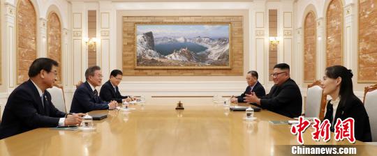 18日，文在寅与金正恩举行会谈。19日二人将进行第二次会谈，并联合发表会谈成果。“平壤联合采访团”供图