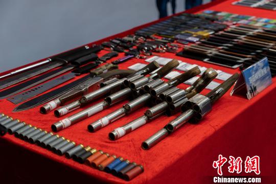 警方展示涉黑恶团伙的作案枪支等 陈骥旻 摄 警方展示涉黑恶团伙的作案枪支等 陈骥旻 摄
