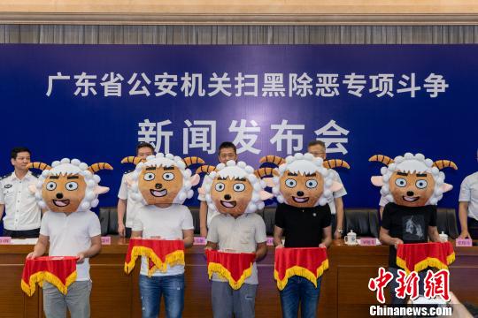 举报人戴着“喜羊羊”头套领取奖励金 陈骥旻 摄 举报人戴着“喜羊羊”头套领取奖励金 陈骥旻 摄