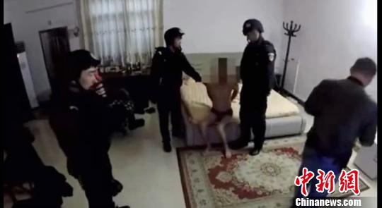 警方收网抓捕 警方视频截图 摄 警方收网抓捕 警方视频截图 摄