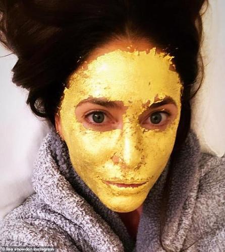 英国知名女主持敷24K纯金面膜金光闪闪 一小瓶花费约1500元