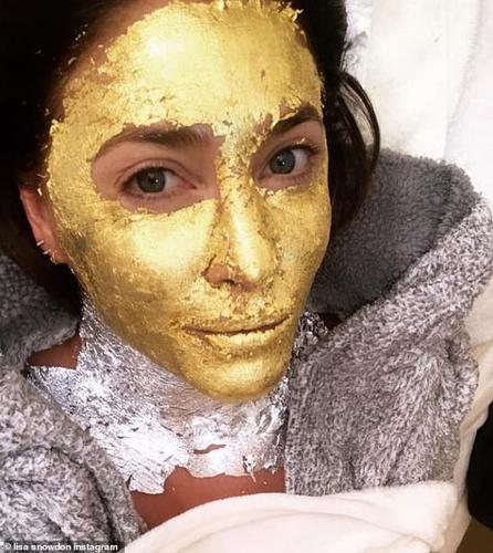 英国知名女主持敷24K纯金面膜金光闪闪 一小瓶花费约1500元