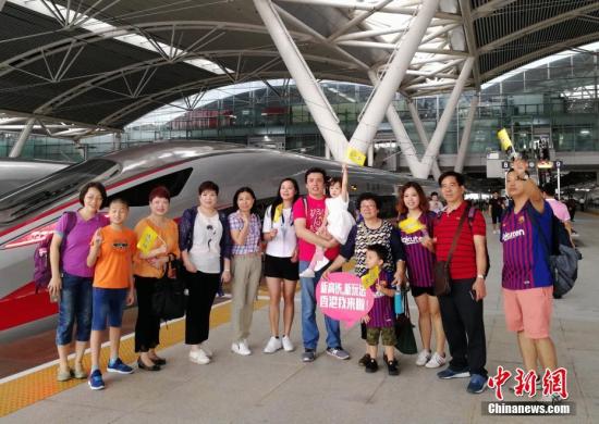 9月23日一大早，广州南站，由49名广州游客组成的“首发团”搭乘8时30分的G6523次高铁列车前往香港西九龙站，他们将在香港海洋公园等地游玩，或购物、探亲、会友，度过一个难忘的中秋佳节。当日，广深港高铁全线开通运营。
