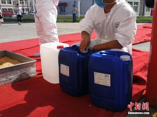 资料图:放置有消毒液体。 刘鹏 摄 点击进入下一页