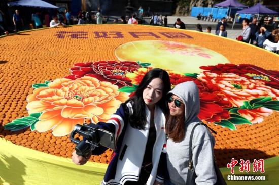 民众与“花好月圆”大月饼合影。 王中举 摄