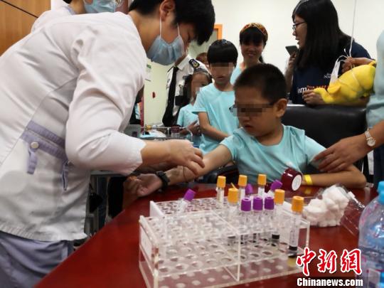 来自中国各地近50位“小鱼儿”齐聚儿中心，接受了心脏超声、心电图等多项免费的随访检查?！≤缝?摄