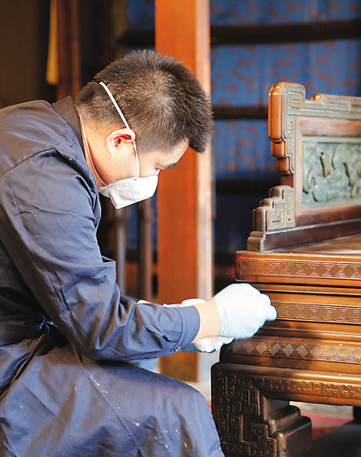 养心殿修缮启动前,故宫工作人员进行文物撤陈