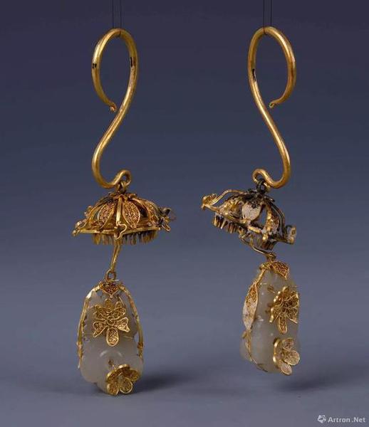 明代金累丝镶玉蝶赶梅耳坠