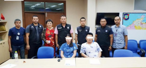 中国籍黑导Li Wen Yong(33岁)，以及一名泰籍女导游帕拉萍(27岁)被警方逮捕。