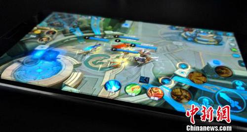 玩家在玩王者荣耀游戏。 张旭 摄