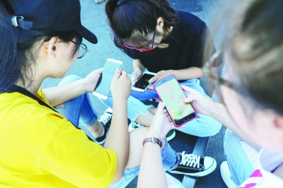 青少年玩电子产品 青少年玩电子产品