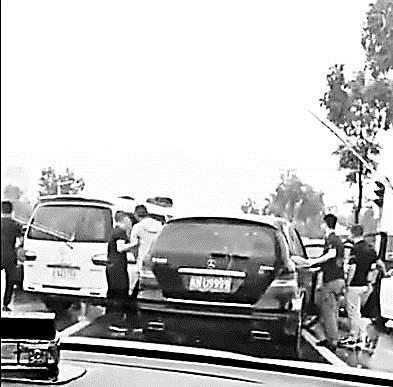 老赖欠款199万逃跑 执行法官追车2公里将其抓获