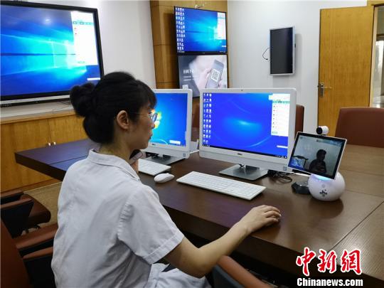 医生通过“云诊室”与基层卫生院患者对话?！≌澎匣?摄