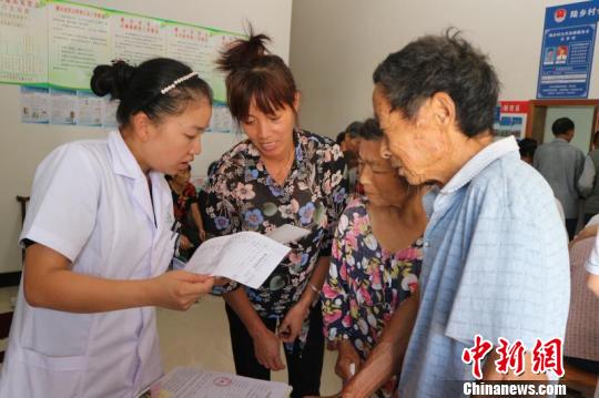 淳安县第二人民医院医共体流动医疗车下乡现场?！≌攀?摄