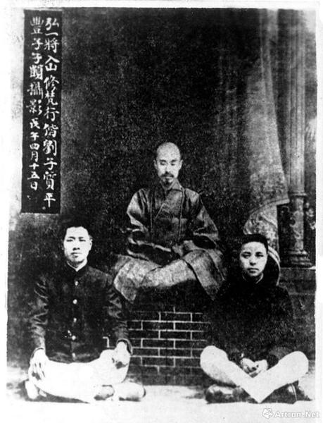 1918年，弘一将入山修梵行携弟子刘质平、丰子恺(右)合影