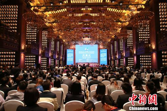 本届尼山论坛设有“一带一路”与人类命运共同体的道路探索、责任与担当：迎接人类文明新时代、文化遗产?；び肴死嗝斯餐?个分论题，将举行3场高端对话、4场主题演讲、1个专题论坛和21场次分组对话?！×籂?摄