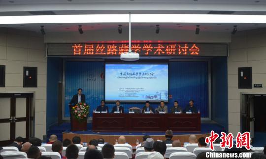 本次会议议题包括敦煌藏学、“一带一路”与藏区经济社会发展、丝绸之路与藏传佛教传播、藏族民俗与文化遗产、藏族与其他民族交往交流交融、河西走廊藏族历史文化等，并举办“丝路藏学”研究生论坛?！≈有?摄