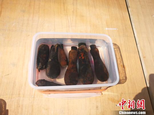 水下考古清理出铁、木、铜、铅、玻璃、陶瓷、皮革等各类遗物标本500余件。　彭杭 摄