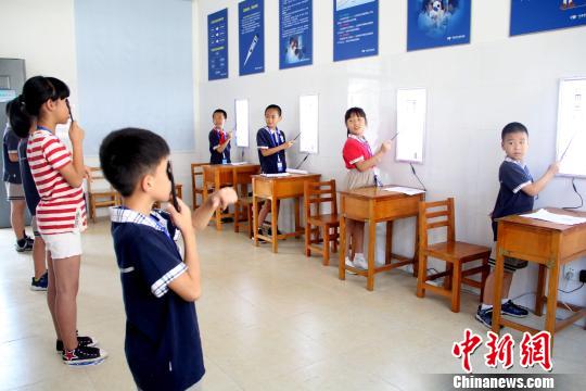 班级开展视力检测。　供图 摄