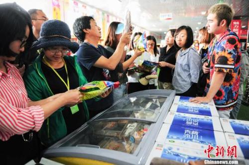 资料图：游客在电商园内选购产品。 <a target='_blank' href='http://www.chinanews.com/' >中新网</a>记者 富宇 摄