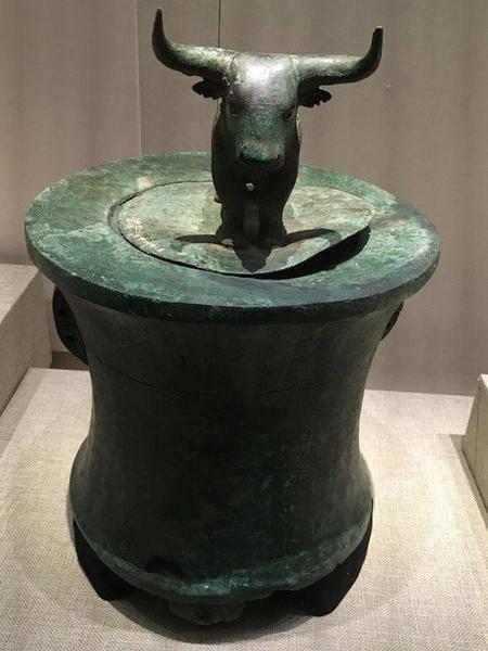 这是西汉立牛铜贮贝器。