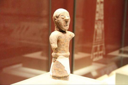 这是三星堆博物馆馆藏的陶制巫师像。