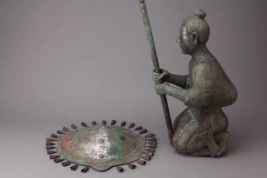 西汉执伞跪坐俑 (昆明市博物馆藏)