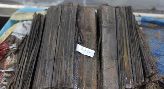 原始状态的简牍状如腐土